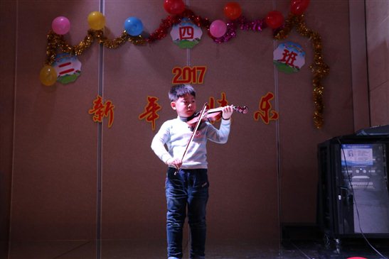 图为孩子表演小提琴独奏《小星星变奏曲》